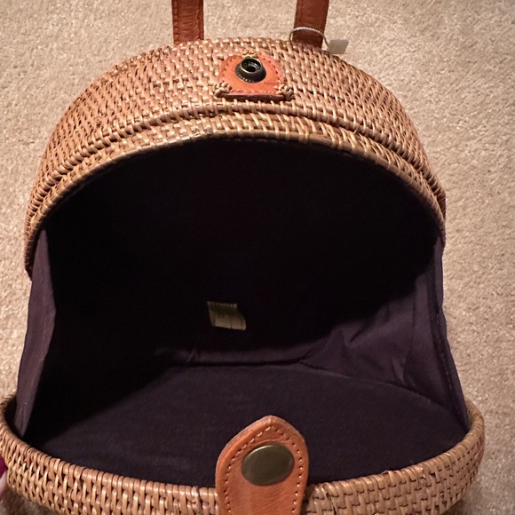Handmade Indonesian Ata Grass Circle Rattan Backpack with Batik Lining - Picture 5 of 5